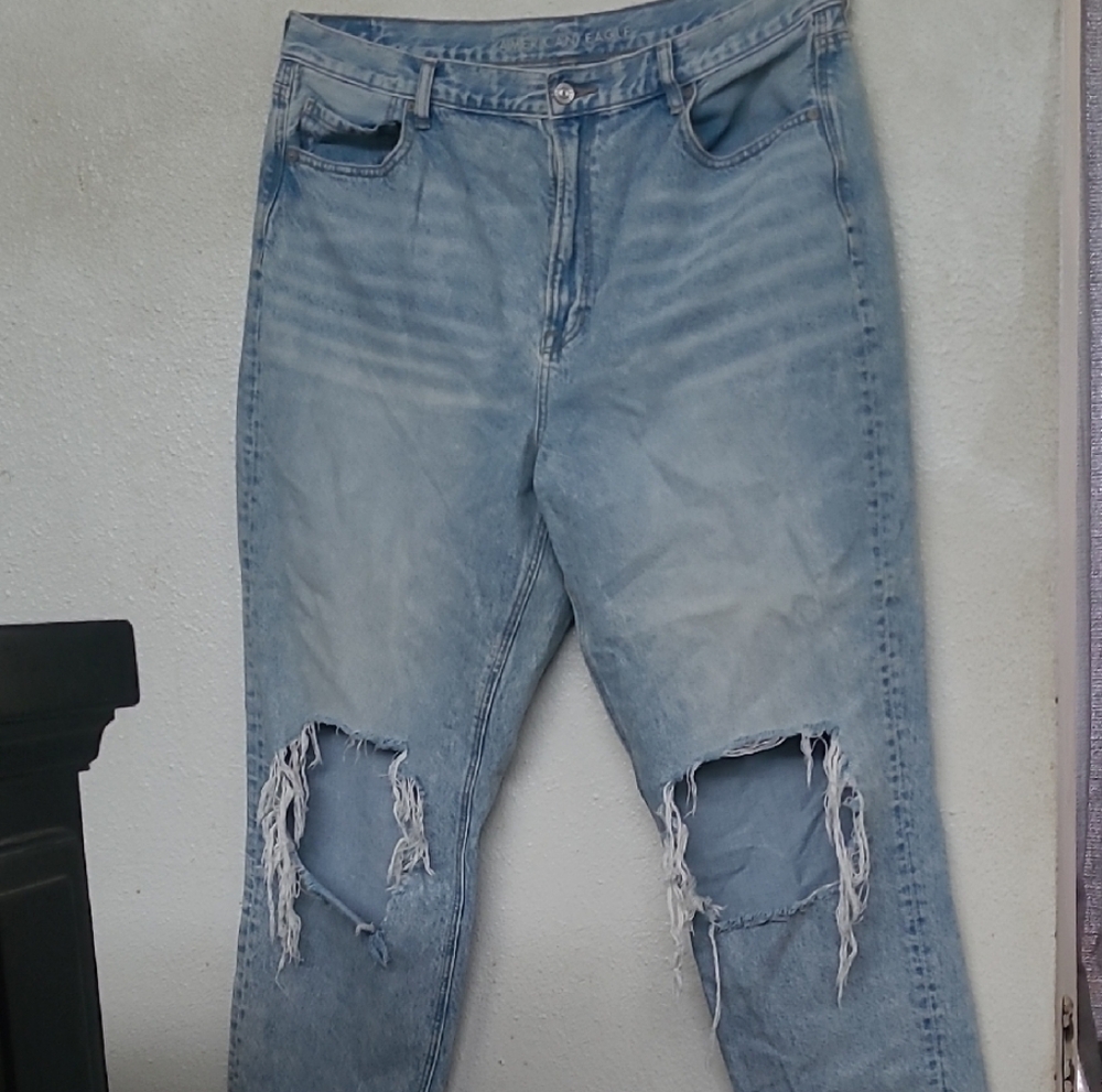 American Eagle Distressed Light Blue Jeans 18